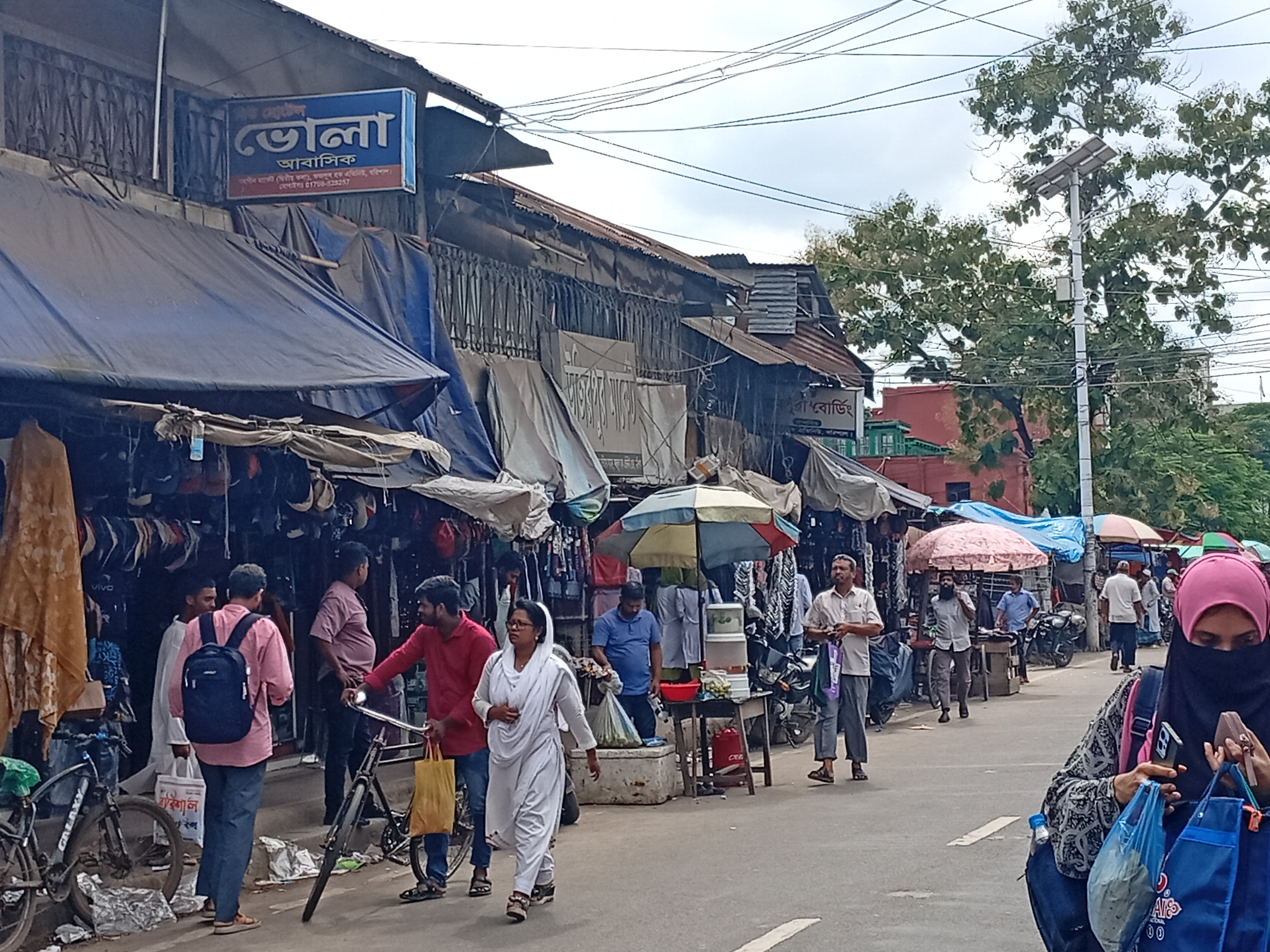 বরিশাল আবাসিক হোটেলগুলাতে দেহব্যবসা বন্ধের দাবিতে পুলিশ কমিশনারকে স্মারকলিপি