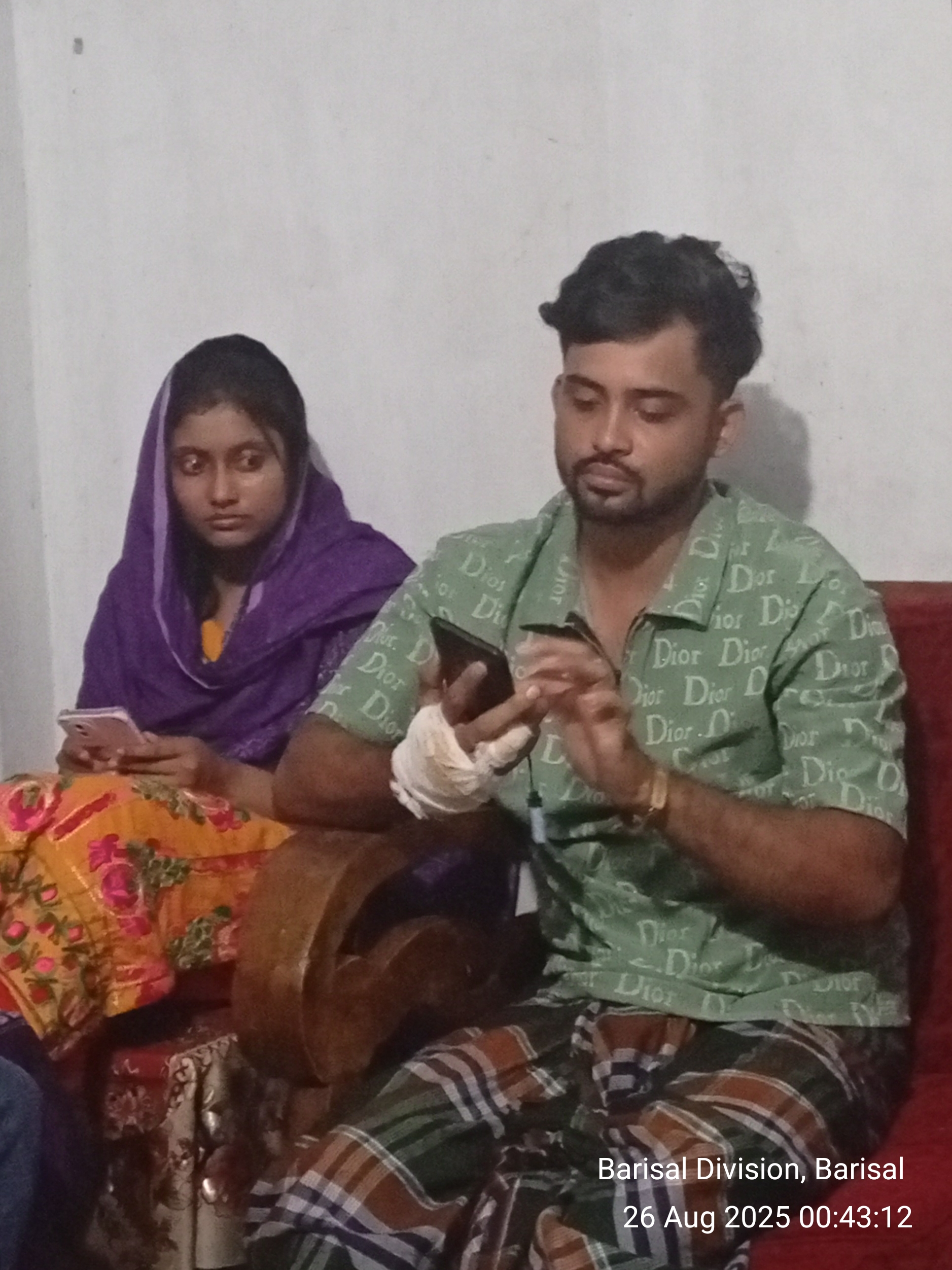 বরিশালে স্বামী -স্ত্রী পরিচয় অবৈধভাবে সংসার, হাতেনাতে ধরলো স্থানাীয়রা
