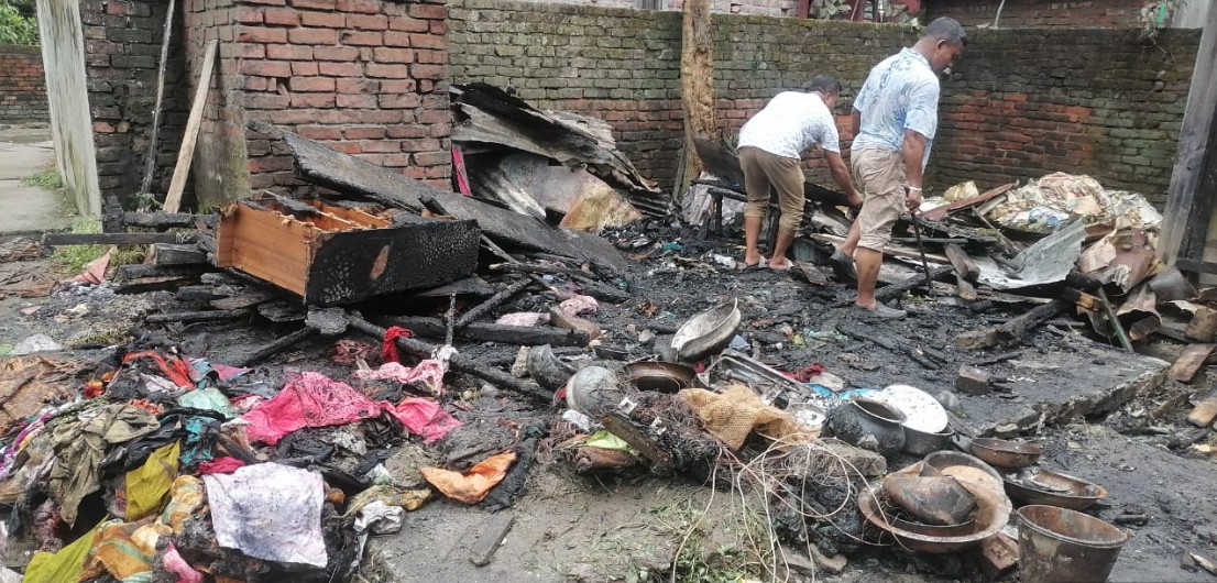 বরিশালে গ্যাস সিলেন্ডার বিস্ফোরণে বসতঘর পুড়ে ছাই, গৃহবধূ দগ্ধ