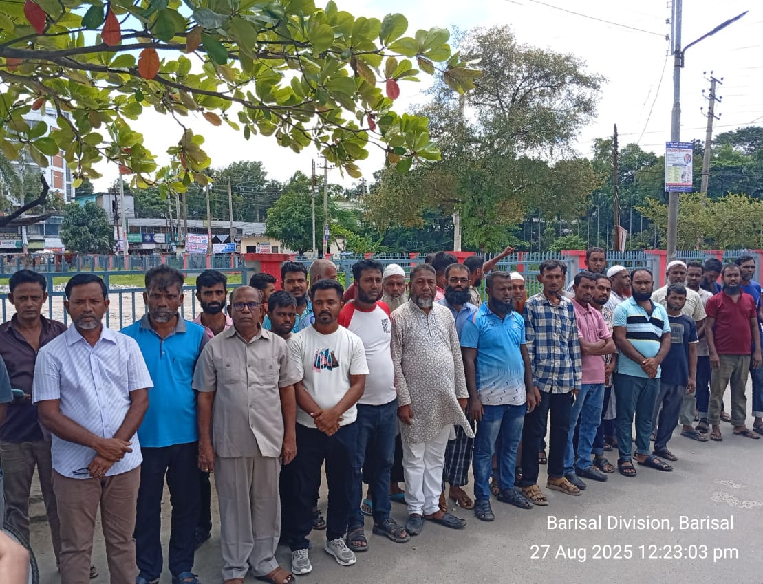 বরিশালে এ্যাম্বুলেন্স পার্কিং দাবিতে মালিক-শ্রমিকদের ধর্মঘট