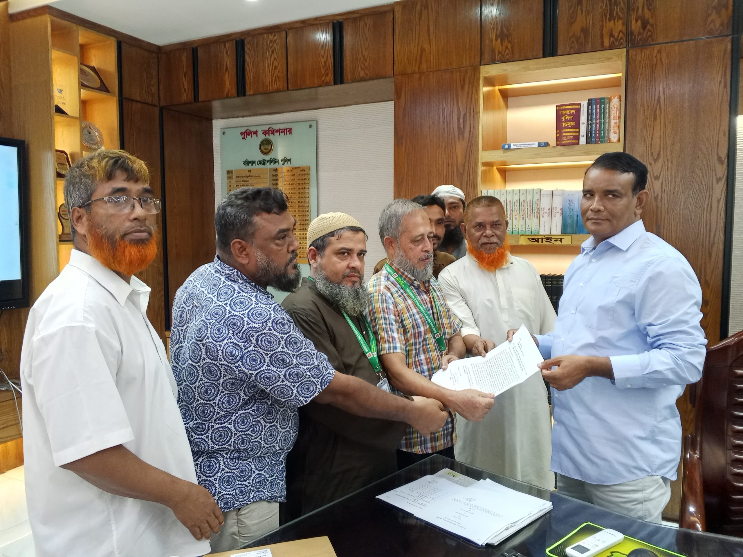 বরিশালে পুলিশ কমিশনারকে বৃদ্ধ আঙ্গুল দেখিয়ে চলছে আবাসিক হোটেল