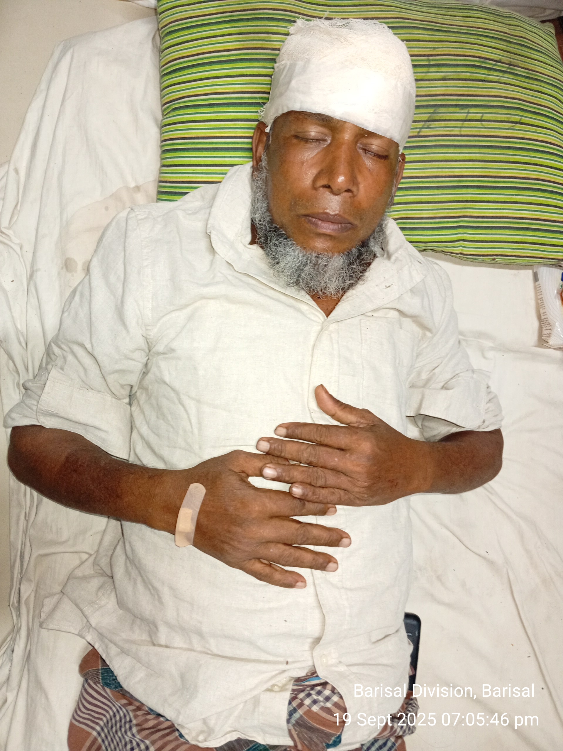 বাকেরগঞ্জে গরু গোসল করাতে নিষেধ করায় বাবা-ছেলের ওপর সন্ত্রাসী হামলা