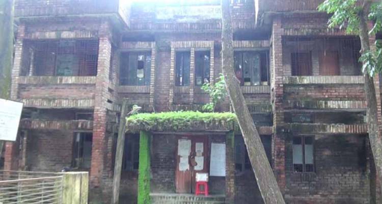 রাঙ্গাবালীতে ঝুঁকিপূর্ণ ভবনে স্বাস্থ্যসেবা, দুর্ঘটনার আশঙ্কা