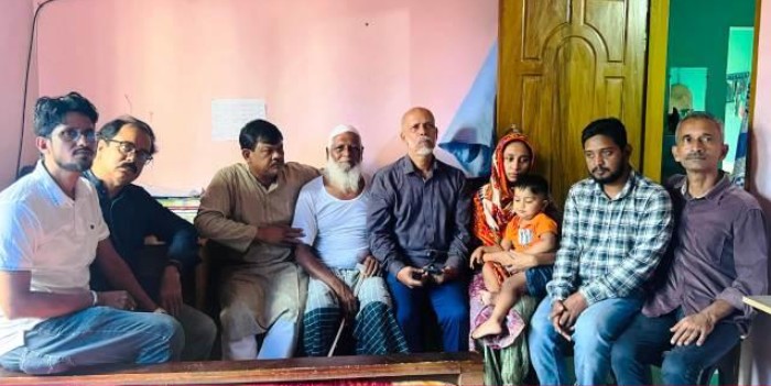 প্রয়াত সাংবাদিক আরিফিন তুষারের পরিবারের পাশে বিএনপি নেতা রহমাতুল্লাহ