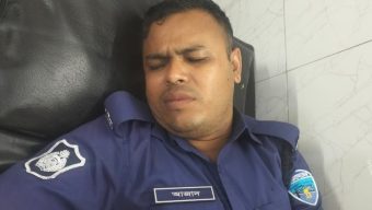 মহাসড়কে গাড়ি রাখতে নিষেধ করায় ট্রাফিক পুলিশের মাথা ফাটালেন