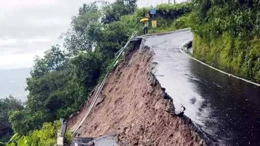 পাহাড়ধস ও তীব্র বর্ষণে নিহত ২০, বহু পর্যটক আটকা