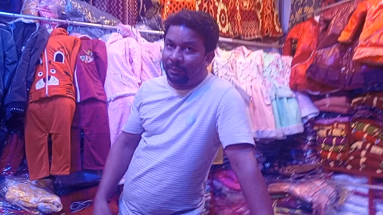 নগরীর মহসিন মার্কেটে প্রকাশ্যে নারীকে টানাহেঁচড়া মারধর করার অভিযোগ