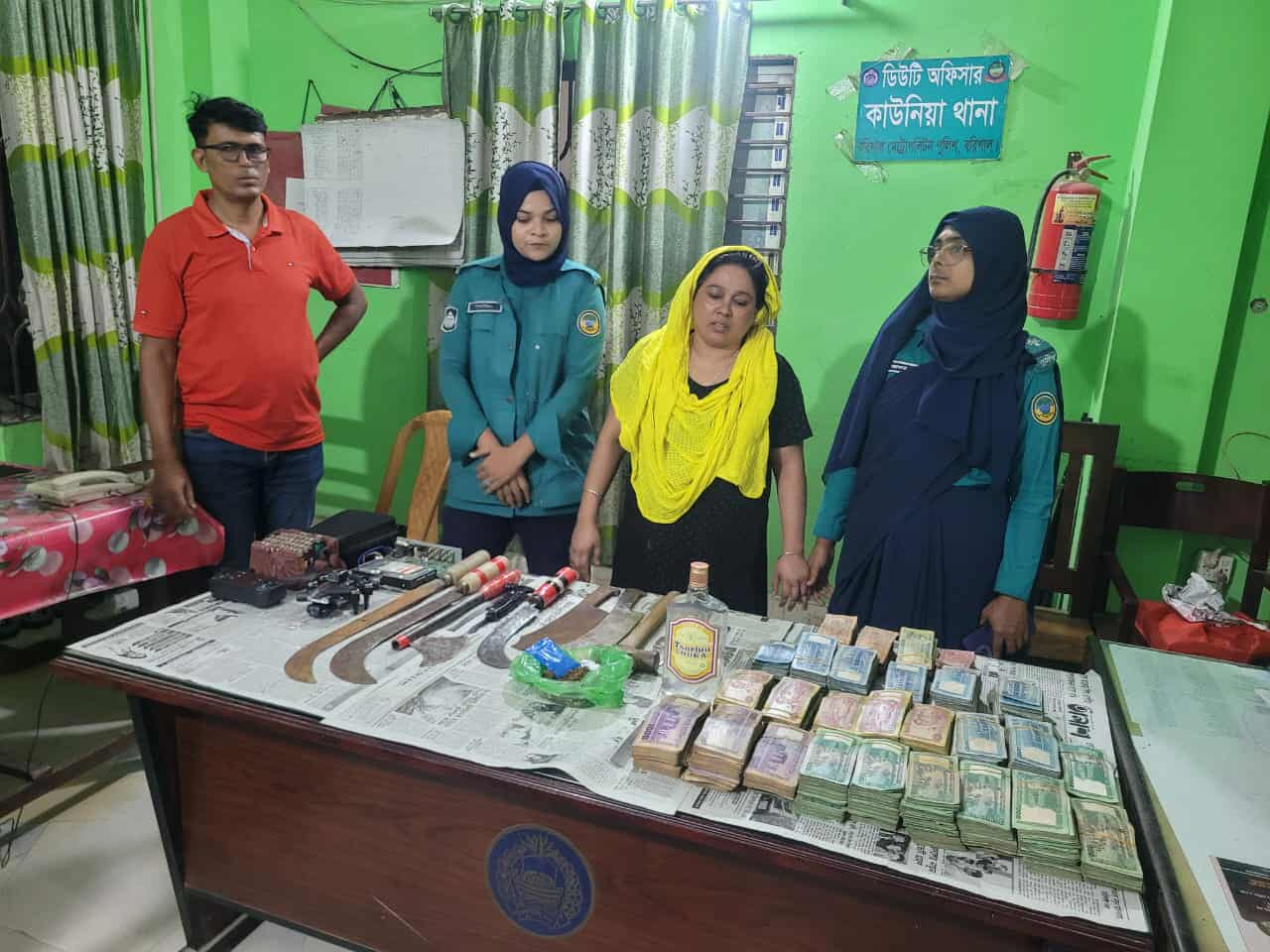 বরিশালে আলোচিত মাদক ব্যবসায়ী নারী অস্ত্র, মাদক ও বিপুল পরিমাণ নগদ অর্থসহ আটক