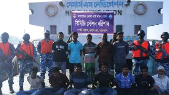 বরিশালে কোস্ট গার্ডের অভিযানে চোরাই কয়লাসহ লাইটার জব্দ: আটক-১২
