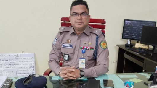 নতুন পোশাকে দায়িত্ব পালন করছে পুলিশ