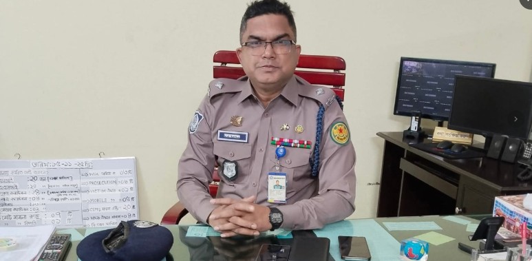 নতুন পোশাকে দায়িত্ব পালন করছে পুলিশ