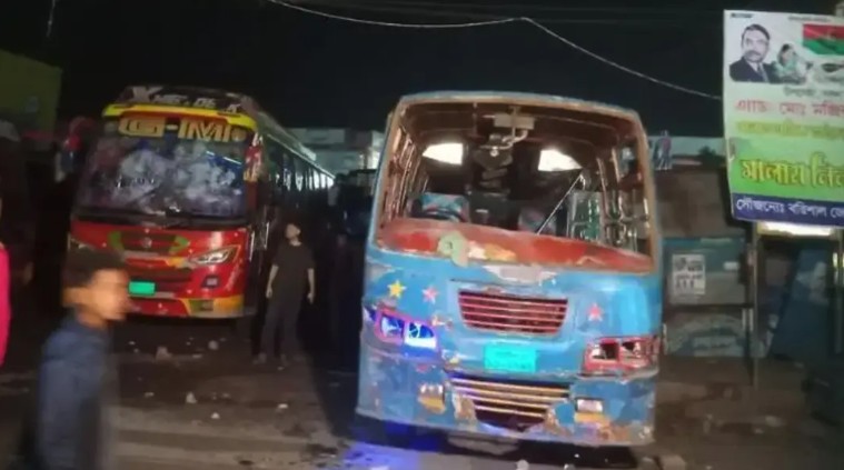 বরিশালে হাফ ভাড়া নিয়ে শ্রমিক-শিক্ষার্থী সংঘর্ষ