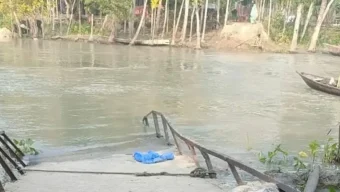 বরিশালে নিয়ন্ত্রণ হারিয়ে  ট্রলারের ধাক্কায় সেতু ভেঙে খালে