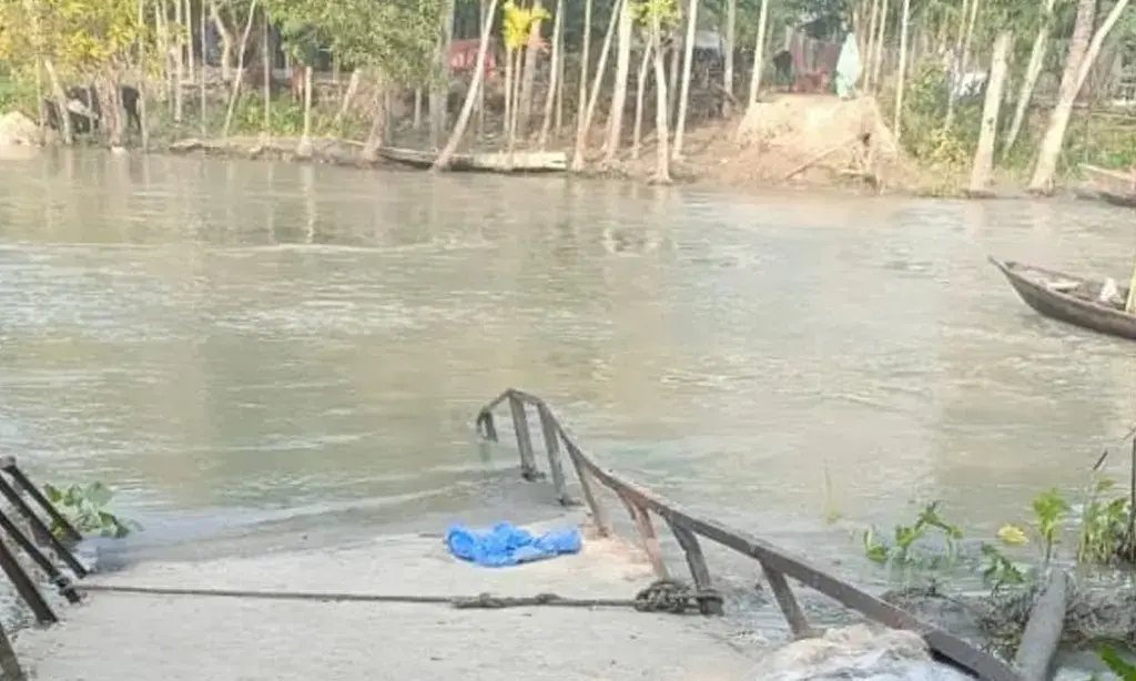 বরিশালে নিয়ন্ত্রণ হারিয়ে  ট্রলারের ধাক্কায় সেতু ভেঙে খালে