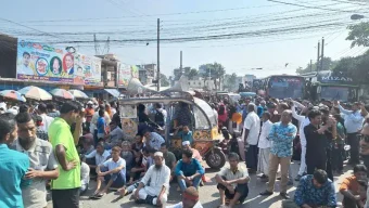 বরিশালে ২দফা দাবিতে অপসোনিন শ্রমিকদের মহাসড়ক অবরোধ