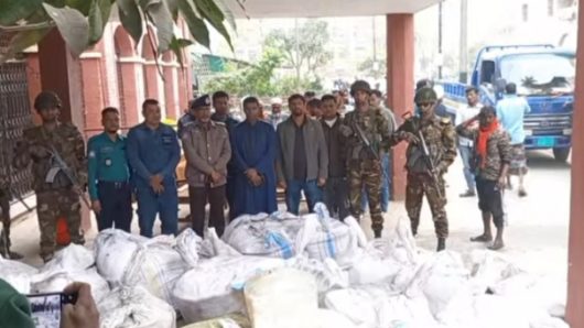 বরিশালে পুলিশ ও সেনাবাহিনীর যাত্রীবাহী বাসে যৌথ অভিযানে জাটকা জব্দ