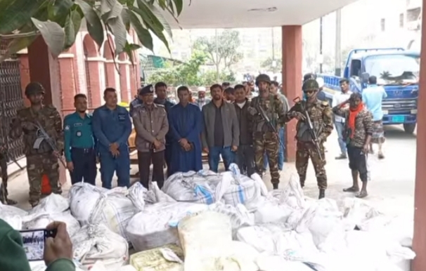 বরিশালে পুলিশ ও সেনাবাহিনীর যাত্রীবাহী বাসে যৌথ অভিযানে জাটকা জব্দ
