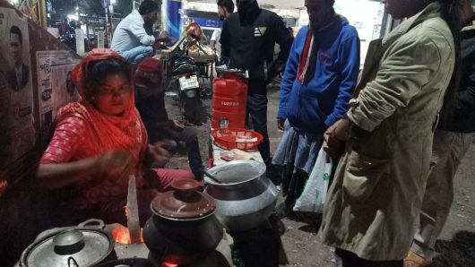 বরিশাল লঞ্চঘাটে মজিবরের শীতের পিঠা বিক্রি করে চলছে সংসার