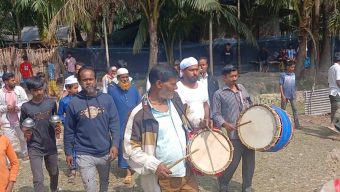 পিরোজপুরে ঢাক-ঢোল বাজিয়ে জমি বুঝে নিল মালিকপক্ষ