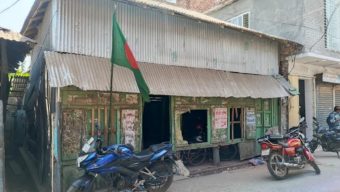 বরগুনা জেলা আ.লীগ অফিসে জাতীয় পতাকা উত্তোলন