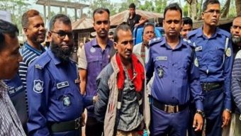 বরিশালে বিপুল পরিমাণ ইয়াবাসহ মাদক ব্যবসায়ীকে পুলিশে দিল জনতা