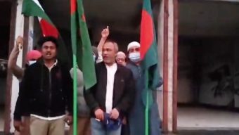 পতাকা হাতে আ.লীগ অফিসে ‘জয় বাংলা’ স্লোগান