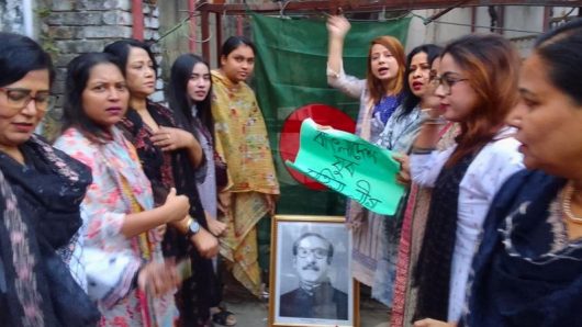 বঙ্গবন্ধুর ছবি রেখে আওয়ামী লীগের ধানমণ্ডি অফিস ফটকে স্লোগান
