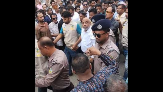 বরিশালে এজলাসে ভাঙচুর, আইনজীবী সমিতির সভাপতি গ্রেপ্তার