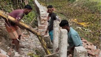 সড়ক নির্মাণে রডের পরিবর্তে ব্যবহার হচ্ছে কলাগাছ!
