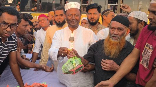 বরিশালে ৫ শতাধিক অসহায় মানুষের মাঝে ইফতার বিতরন করেন: জিয়া সিকদার