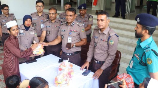 বরিশালে এএসআই রুমা’র উদ্যোগে পথশিশুদের মাঝে বিএনপি কমিশনার ঈদ সামগ্রী বিতরণ