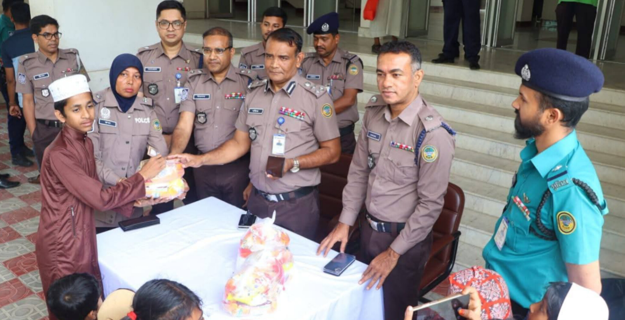 বরিশালে এএসআই রুমা’র উদ্যোগে পথশিশুদের মাঝে বিএনপি কমিশনার ঈদ সামগ্রী বিতরণ