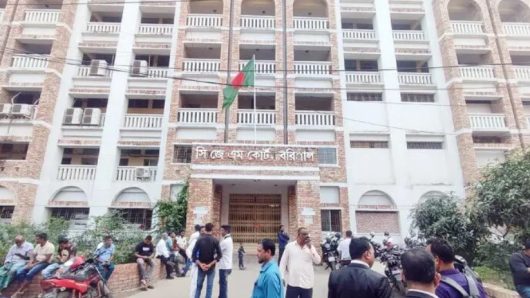 বরিশালে তিনদিন পর আইনজীবী-বিচারপ্রার্থীতে মুখর আদালত প্রাঙ্গণ