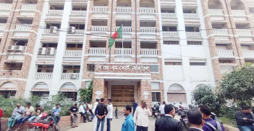 বরিশালে তিনদিন পর আইনজীবী-বিচারপ্রার্থীতে মুখর আদালত প্রাঙ্গণ