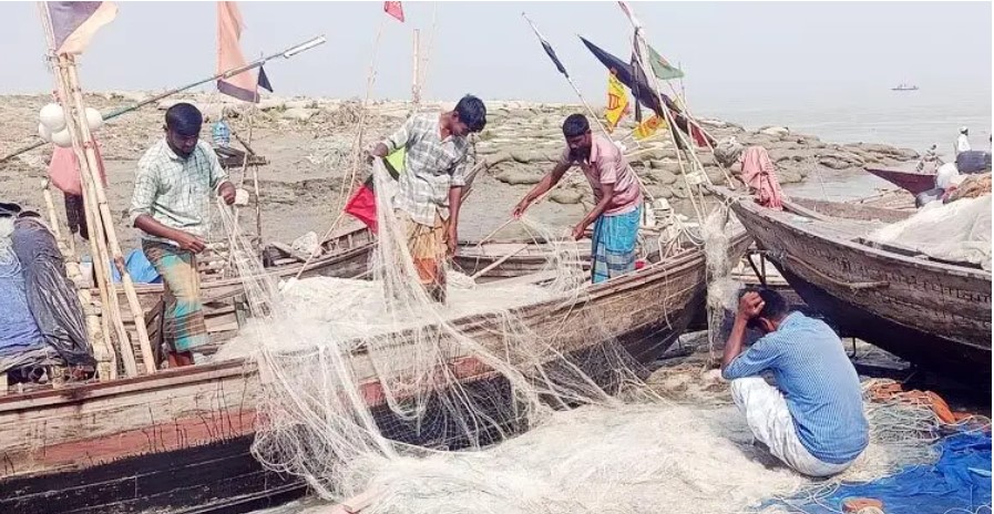 নিষেধাজ্ঞার সময় কিস্তি বন্ধের দাবি কর্মহীন ৩ লাখ জেলের