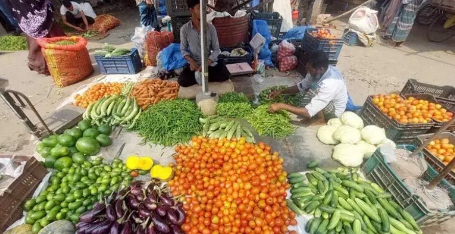 বরিশালে কেজিতে ৩০ টাকা পর্যন্ত কমেছে সবজি, তেজ কমেনি কাঁচামরিচের