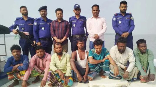 বরিশালে নিষেধাজ্ঞা অমান্য করে মাছ শিকার, ২৪ জেলে আটক