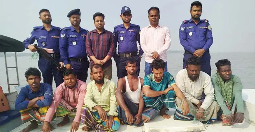 বরিশালে নিষেধাজ্ঞা অমান্য করে মাছ শিকার, ২৪ জেলে আটক