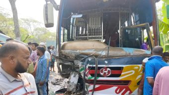 বরিশালে বাস-মাইক্রোবাসের মুখোমুখি সংঘর্ষে নিহত ২