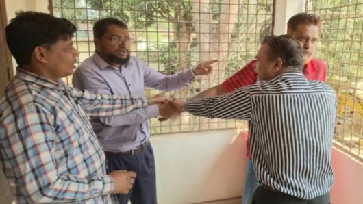 বেতন নিয়ে হিসাবরক্ষণ কর্মকর্তা ও প্রধান শিক্ষকের হাতাহাতি