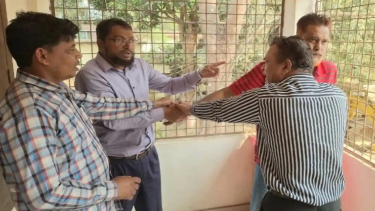 বেতন নিয়ে হিসাবরক্ষণ কর্মকর্তা ও প্রধান শিক্ষকের হাতাহাতি