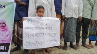 বরগুনায় মায়ের হত্যার বিচার চেয়ে প্ল্যাকার্ড হাতে দাঁড়িয়ে ৪ বছরের শিশু