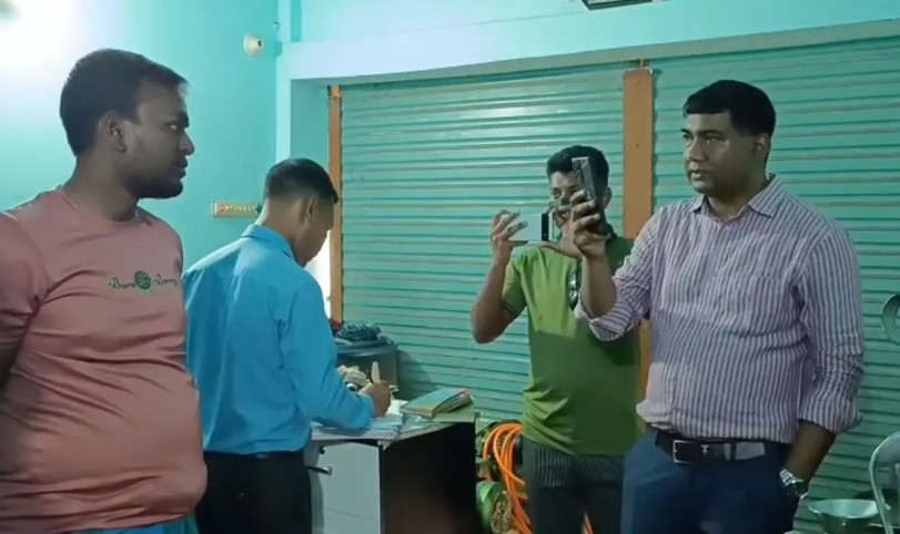 শ্বশুর ডিলার, মেয়ের জামাইয়ের বাড়ি থেকে মিলল ৮০ লিটার ডিজেল