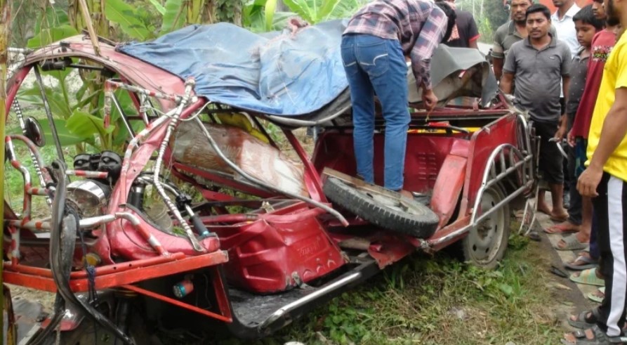 বরিশালে ট্রাক ও অটোরিকশার মুখোমুখি সংঘর্ষ, নিহত ১