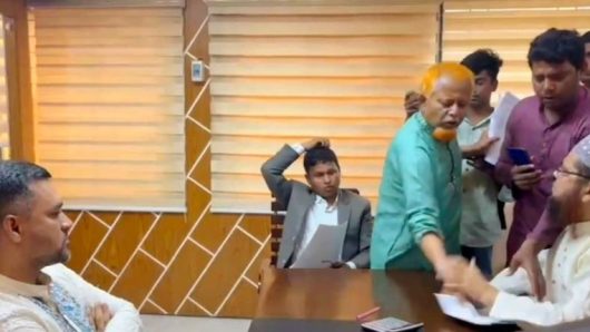 ‘মব সৃষ্টি করে’ নিয়োগ পরীক্ষার কাগজ ছিনিয়ে নিলেন বিএনপি নেতা