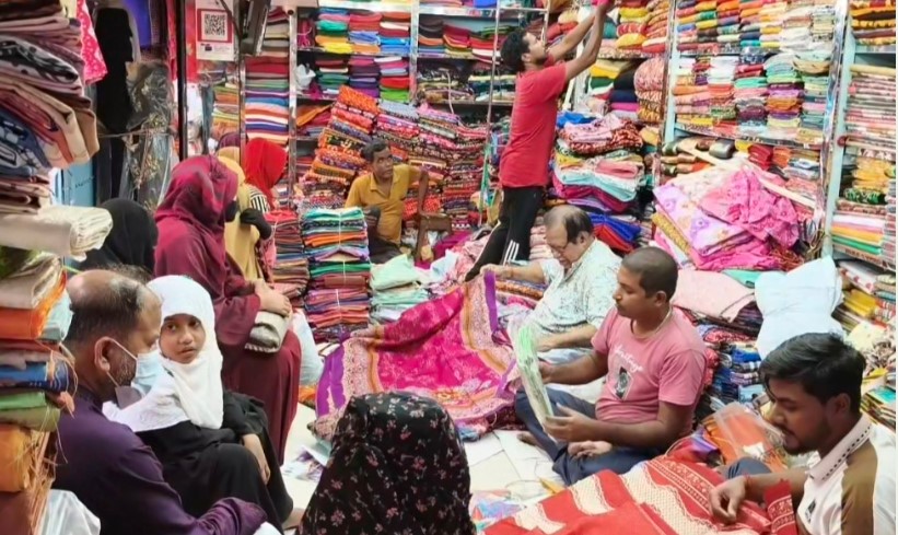 পিরোজপুরে শেষ সময়ে জমে উঠেছে ঈদের কেনাকাটা