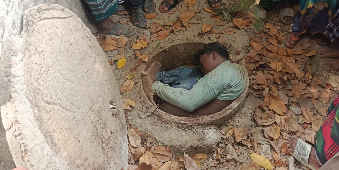 হিজলায় হত্যা করে পরিত্যাক্ত বাথরুমের ট্যাংকির ভিতর লাশ গুম