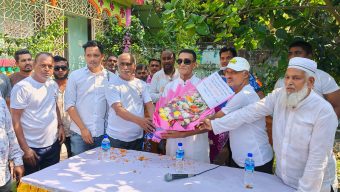 বরিশালে শীতলা কালী মন্দির কমিটির পক্ষ থেকে বিএনপির আহ্বায়ক ফারুককে ফুলেল শুভেচছা জানিয়েছে