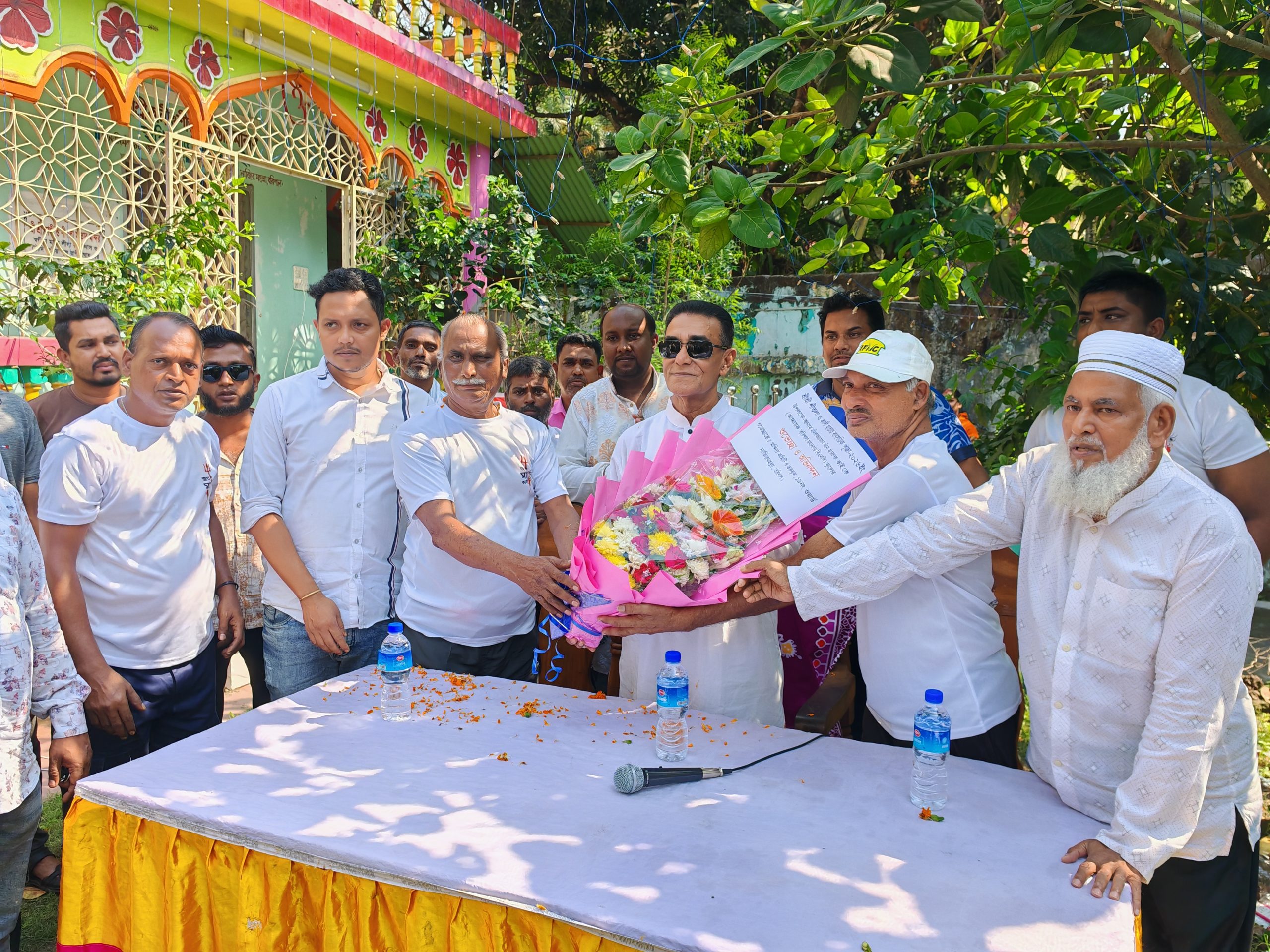 বরিশালে শীতলা কালী মন্দির কমিটির পক্ষ থেকে বিএনপির আহ্বায়ক ফারুককে ফুলেল শুভেচছা জানিয়েছে