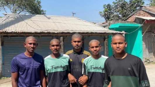 বন্ধুত্বের টানে একসঙ্গে ন্যাড়া হলেন ৫ যুবক